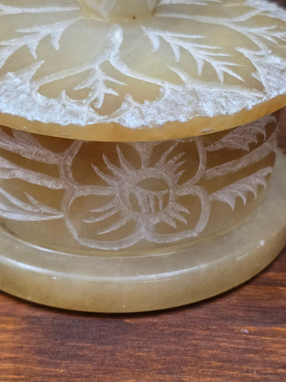 Große handgeschnitzte Vintage-Dose aus natürlichem Speckstein mit floralen Gravuren und Blütenknauf, dekorative Boho Schmuckbox aus Indien mit massivem Gewicht.
