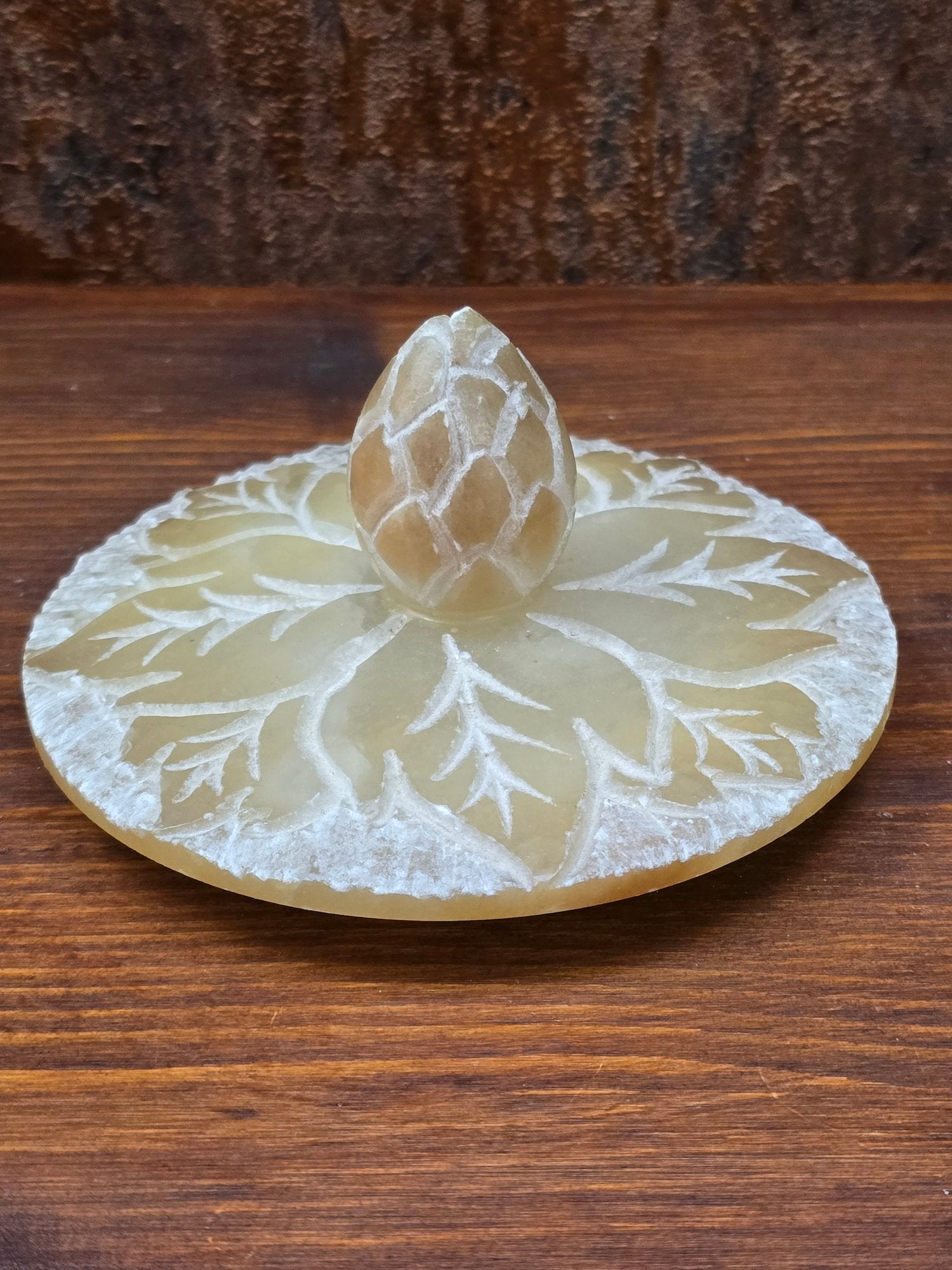 Große handgeschnitzte Vintage-Dose aus natürlichem Speckstein mit floralen Gravuren und Blütenknauf, dekorative Boho Schmuckbox aus Indien mit massivem Gewicht.