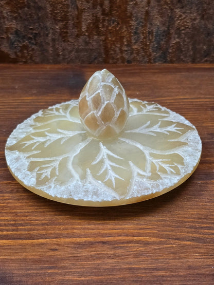 Große handgeschnitzte Vintage-Dose aus natürlichem Speckstein mit floralen Gravuren und Blütenknauf, dekorative Boho Schmuckbox aus Indien mit massivem Gewicht.