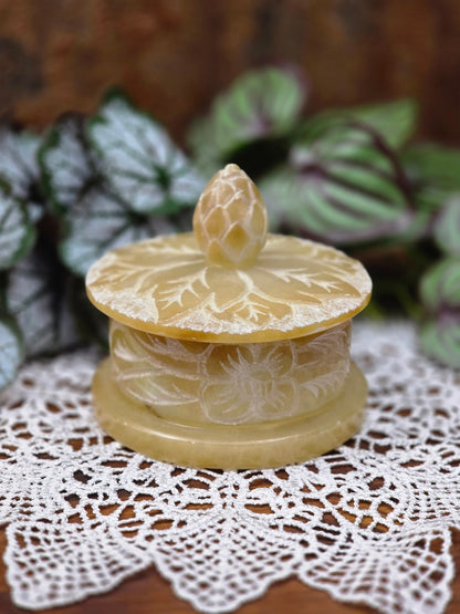 Große handgeschnitzte Vintage-Dose aus natürlichem Speckstein mit floralen Gravuren und Blütenknauf, dekorative Boho Schmuckbox aus Indien mit massivem Gewicht.