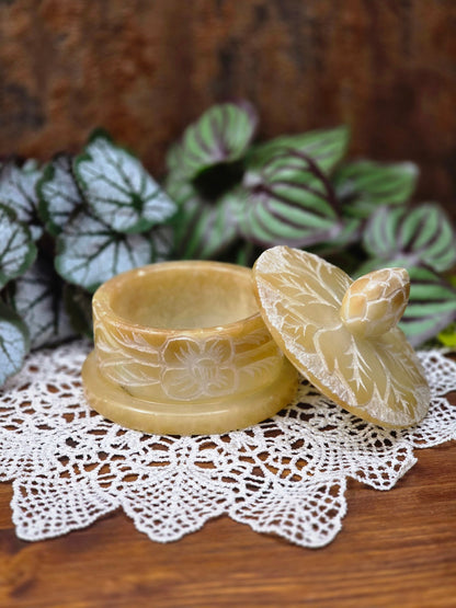 Große handgeschnitzte Vintage-Dose aus natürlichem Speckstein mit floralen Gravuren und Blütenknauf, dekorative Boho Schmuckbox aus Indien mit massivem Gewicht.