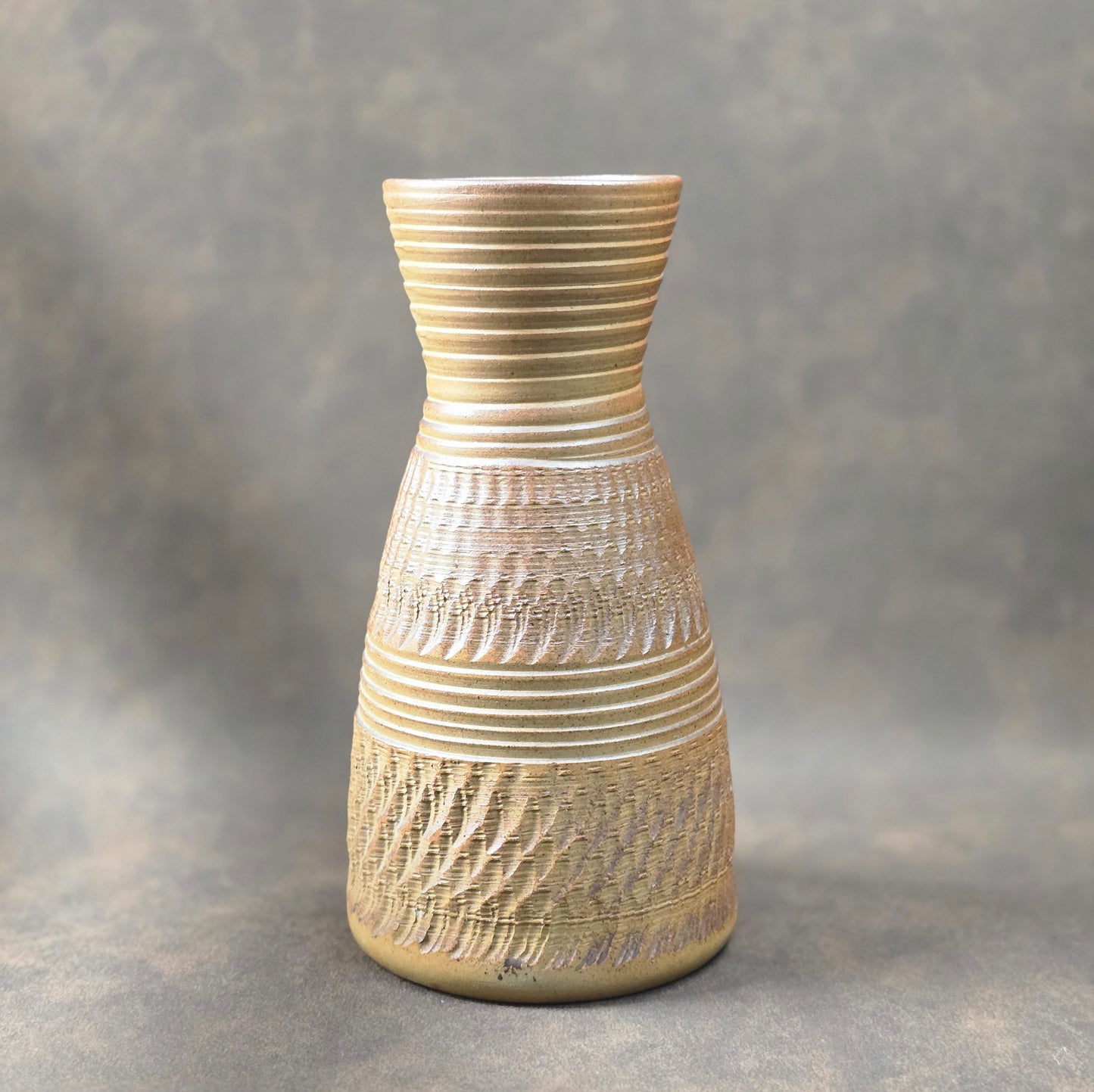 Studiokeramik Vase mit Ritzdekor, Deutschland 1950er/60er, 22 cm hoch, Mid-Century Modern, braun-beige, unbeschädigt.