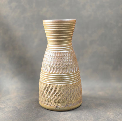 Studiokeramik Vase mit Ritzdekor, Deutschland 1950er/60er, 22 cm hoch, Mid-Century Modern, braun-beige, unbeschädigt.