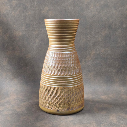 Studiokeramik Vase mit Ritzdekor, Deutschland 1950er/60er, 22 cm hoch, Mid-Century Modern, braun-beige, unbeschädigt.
