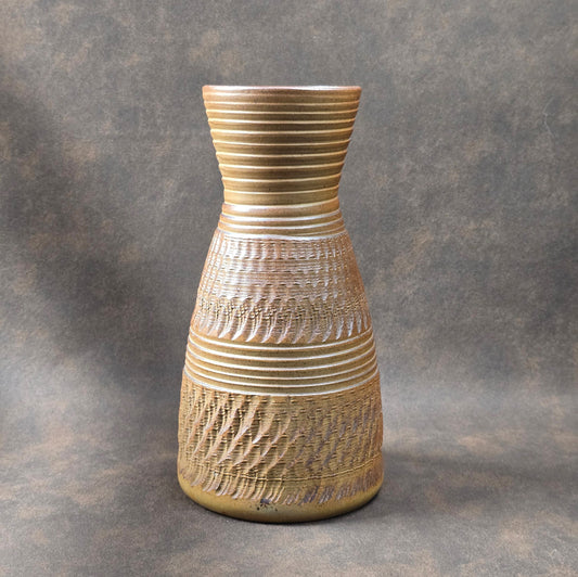 Studiokeramik Vase mit Ritzdekor, Deutschland 1950er/60er, 22 cm hoch, Mid-Century Modern, braun-beige, unbeschädigt.
