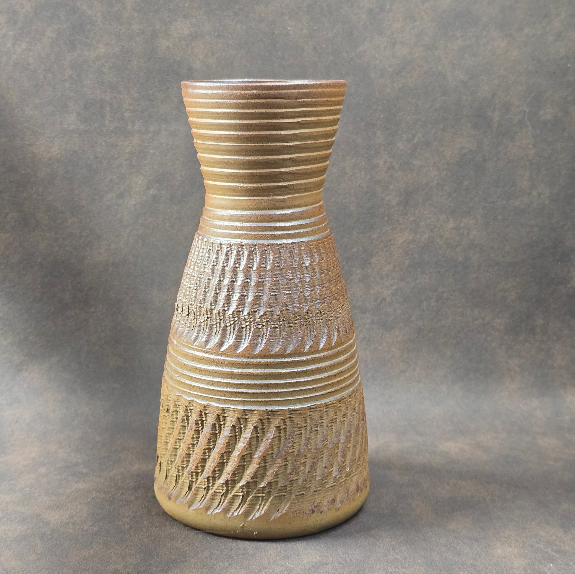 Studiokeramik Vase mit Ritzdekor, Deutschland 1950er/60er, 22 cm hoch, Mid-Century Modern, braun-beige, unbeschädigt.