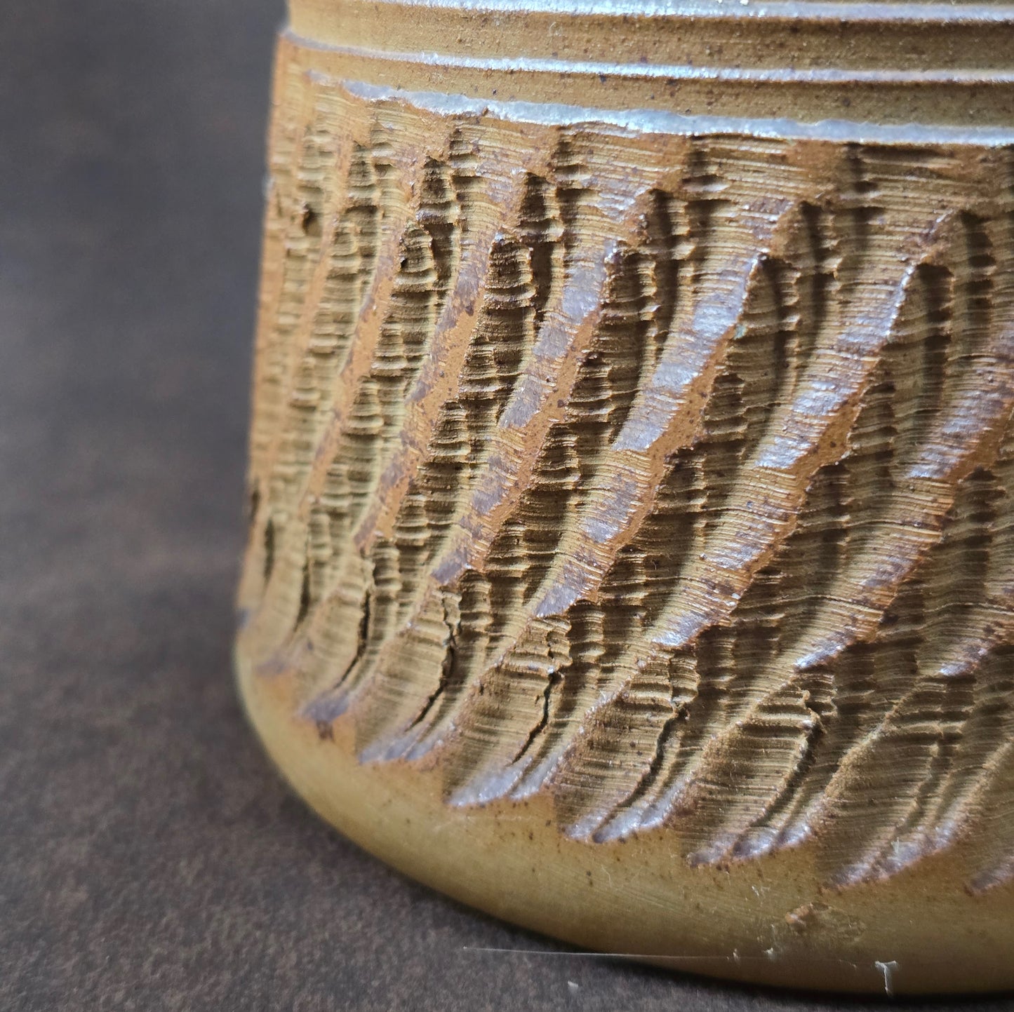 Studiokeramik Vase mit Ritzdekor, Deutschland 1950er/60er, 22 cm hoch, Mid-Century Modern, braun-beige, unbeschädigt.