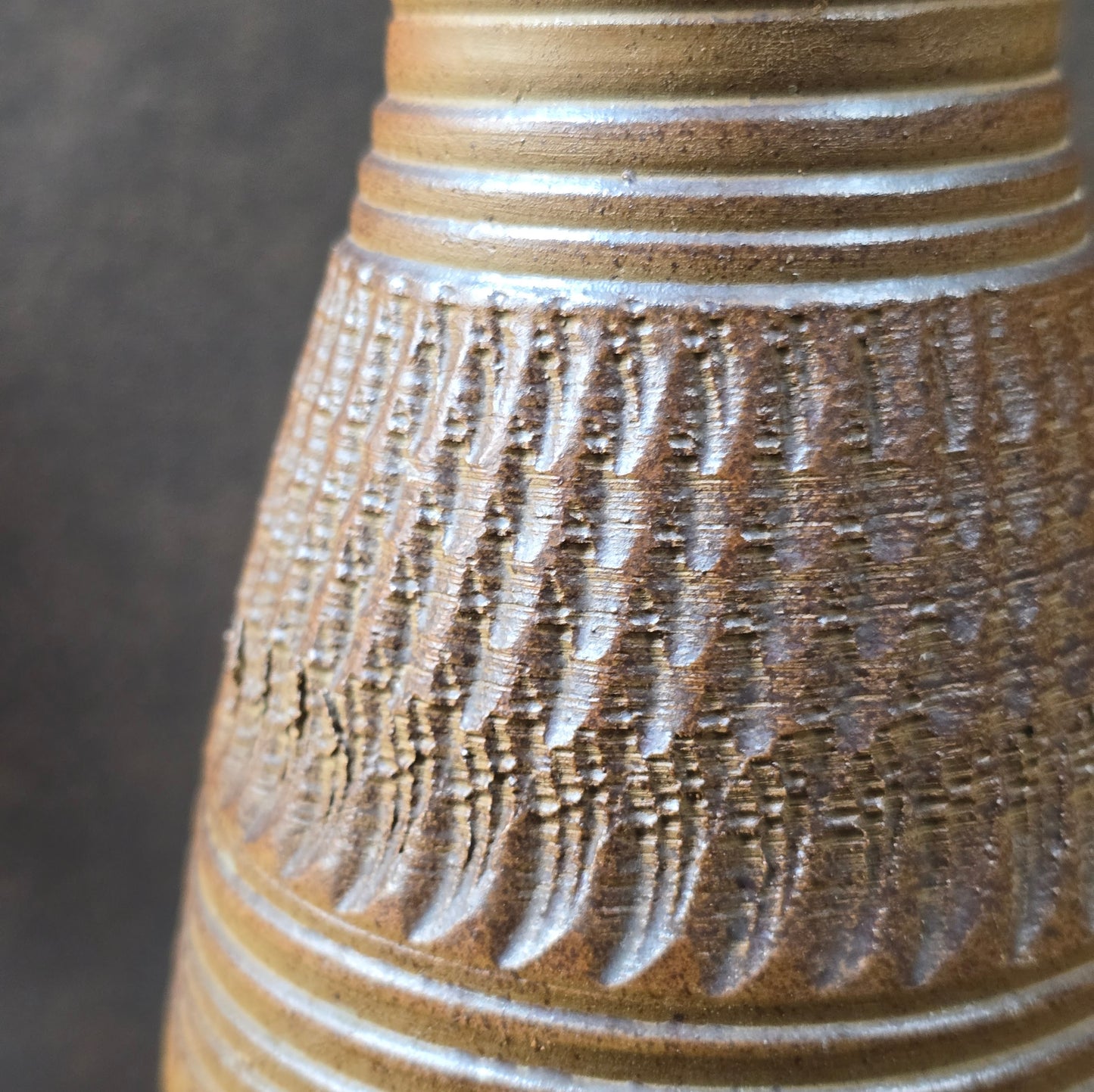 Studiokeramik Vase mit Ritzdekor, Deutschland 1950er/60er, 22 cm hoch, Mid-Century Modern, braun-beige, unbeschädigt.