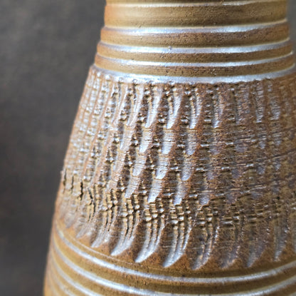 Studiokeramik Vase mit Ritzdekor, Deutschland 1950er/60er, 22 cm hoch, Mid-Century Modern, braun-beige, unbeschädigt.
