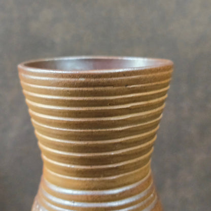 Studiokeramik Vase mit Ritzdekor, Deutschland 1950er/60er, 22 cm hoch, Mid-Century Modern, braun-beige, unbeschädigt.