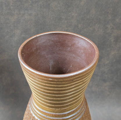 Studiokeramik Vase mit Ritzdekor, Deutschland 1950er/60er, 22 cm hoch, Mid-Century Modern, braun-beige, unbeschädigt.