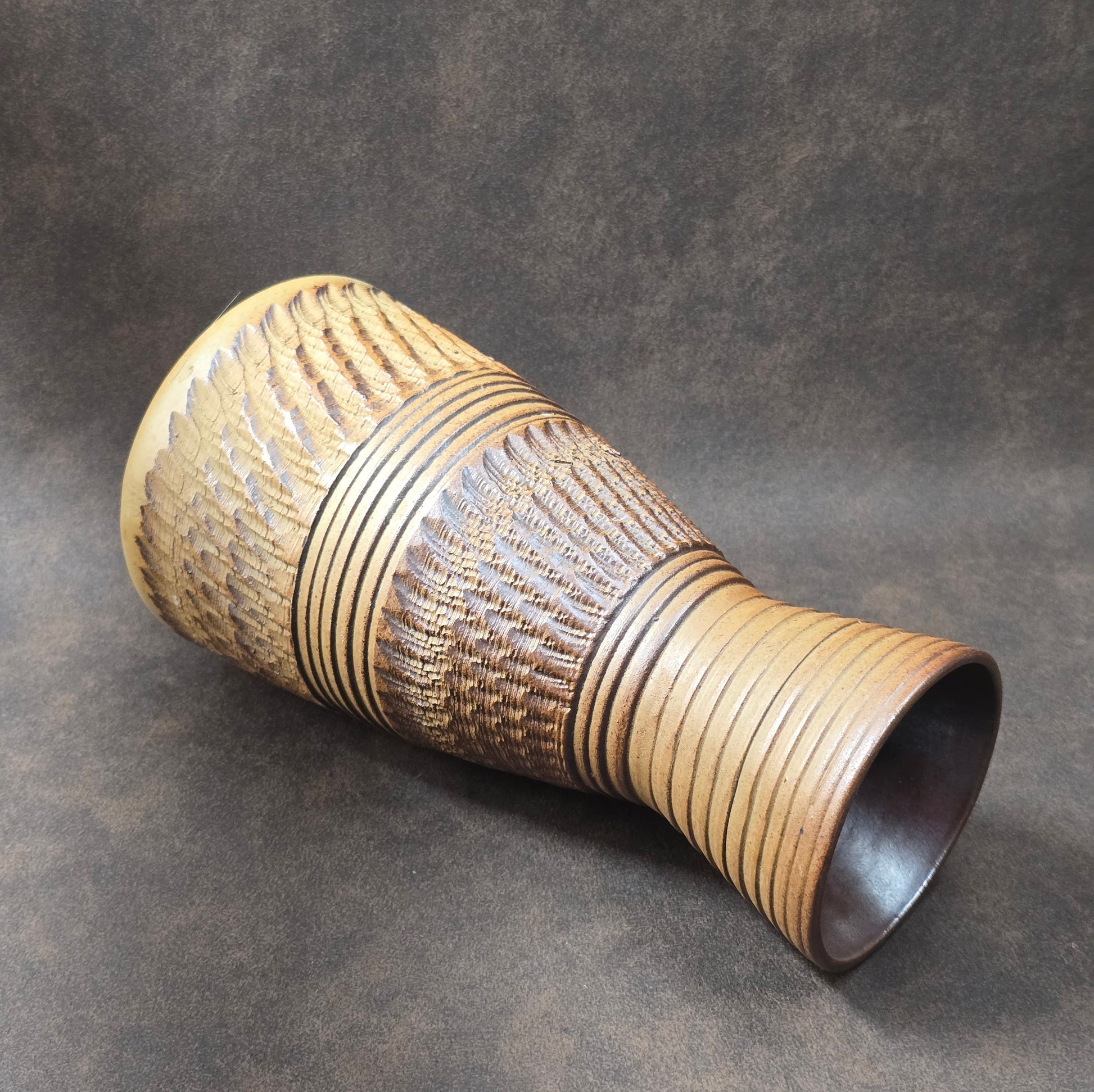 Studiokeramik Vase mit Ritzdekor, Deutschland 1950er/60er, 22 cm hoch, Mid-Century Modern, braun-beige, unbeschädigt.