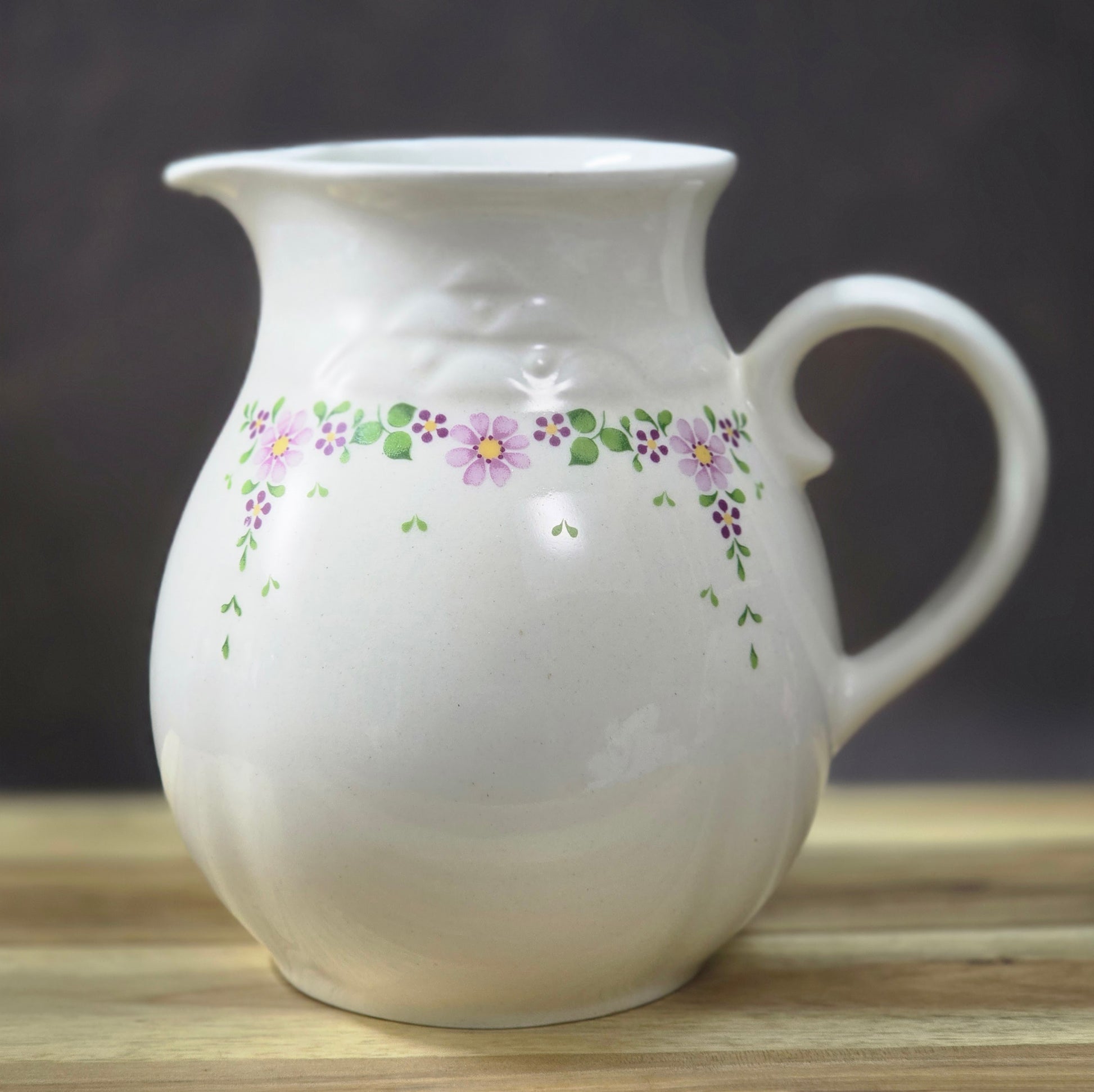Kugeliger Vintage-Milchkrug aus Keramik (Torgau, 1970er) mit lila Streublumen-Dekor, 0,5 L, ideal als Vase oder Sammelobjekt für nostalgische Wohnstile.