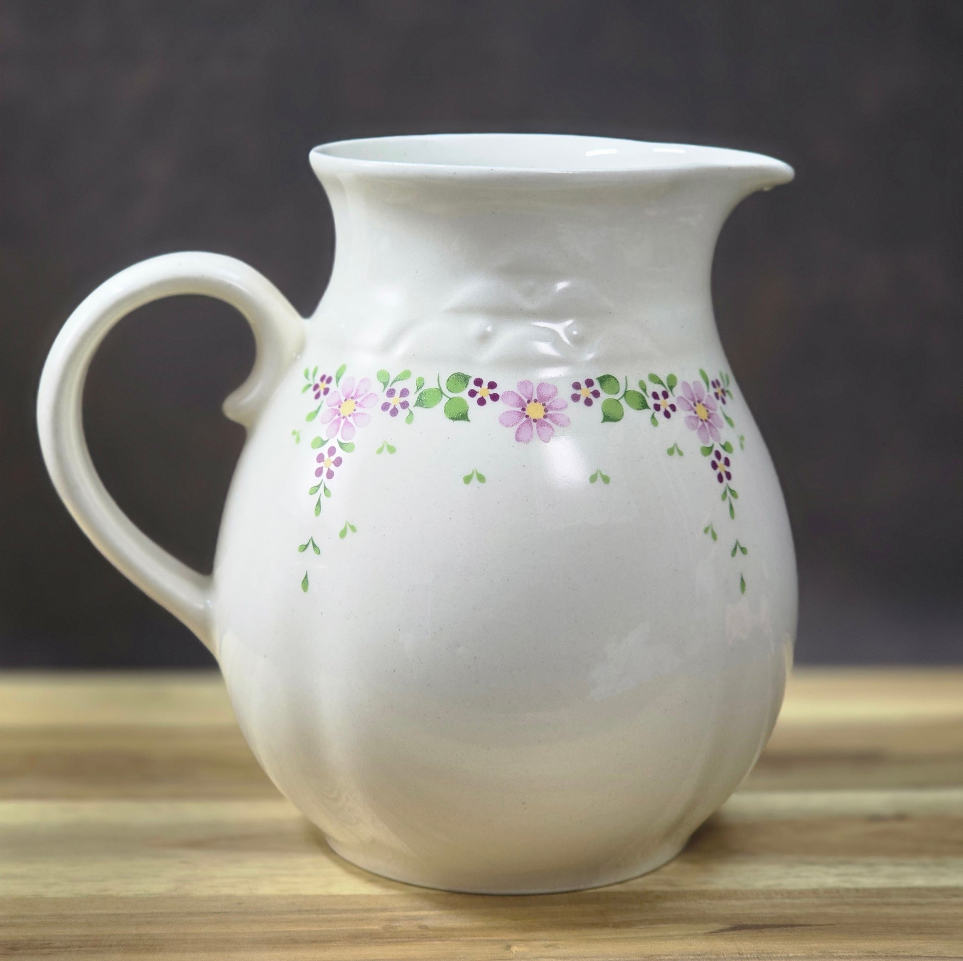 Kugeliger Vintage-Milchkrug aus Keramik (Torgau, 1970er) mit lila Streublumen-Dekor, 0,5 L, ideal als Vase oder Sammelobjekt für nostalgische Wohnstile.