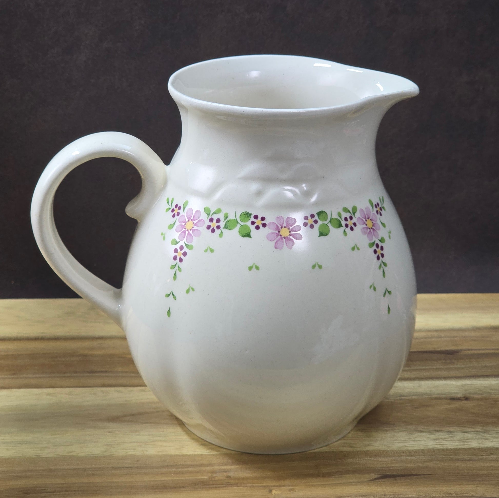 Kugeliger Vintage-Milchkrug aus Keramik (Torgau, 1970er) mit lila Streublumen-Dekor, 0,5 L, ideal als Vase oder Sammelobjekt für nostalgische Wohnstile.