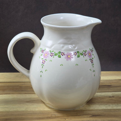 Kugeliger Vintage-Milchkrug aus Keramik (Torgau, 1970er) mit lila Streublumen-Dekor, 0,5 L, ideal als Vase oder Sammelobjekt für nostalgische Wohnstile.