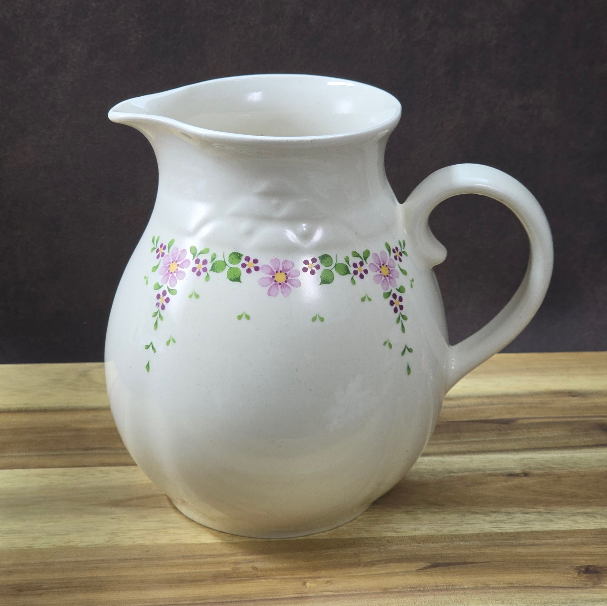 Kugeliger Vintage-Milchkrug aus Keramik (Torgau, 1970er) mit lila Streublumen-Dekor, 0,5 L, ideal als Vase oder Sammelobjekt für nostalgische Wohnstile.