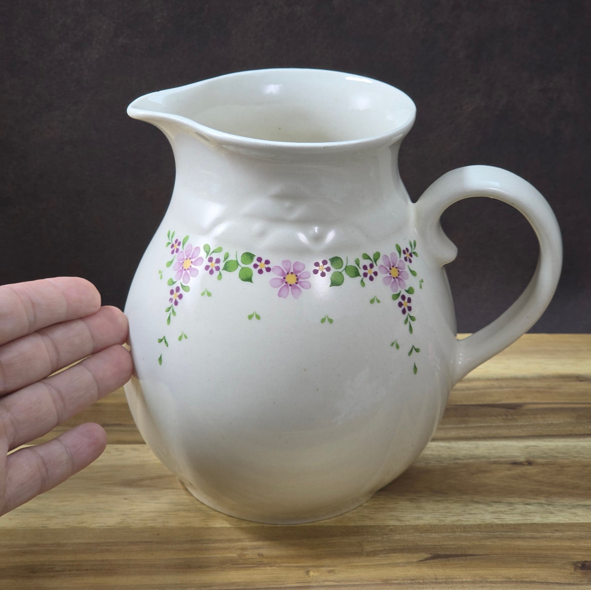 Kugeliger Vintage-Milchkrug aus Keramik (Torgau, 1970er) mit lila Streublumen-Dekor, 0,5 L, ideal als Vase oder Sammelobjekt für nostalgische Wohnstile.