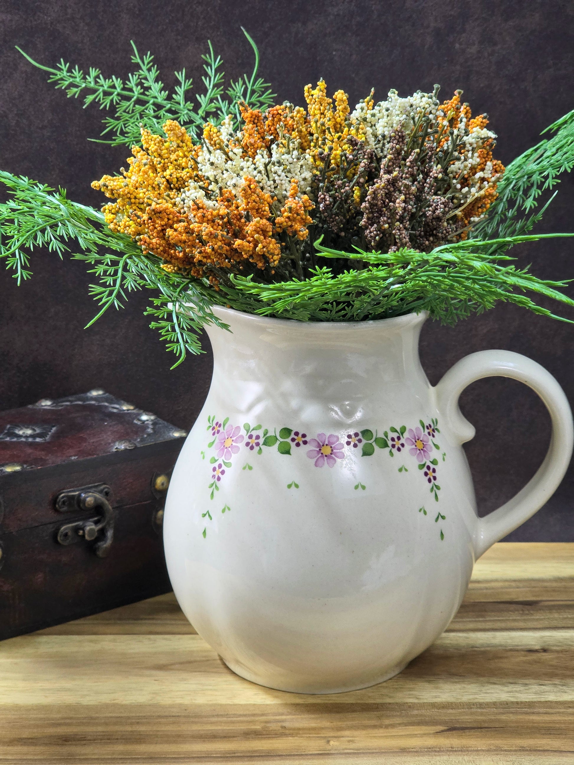 Kugeliger Vintage-Milchkrug aus Keramik (Torgau, 1970er) mit lila Streublumen-Dekor, 0,5 L, ideal als Vase oder Sammelobjekt für nostalgische Wohnstile.