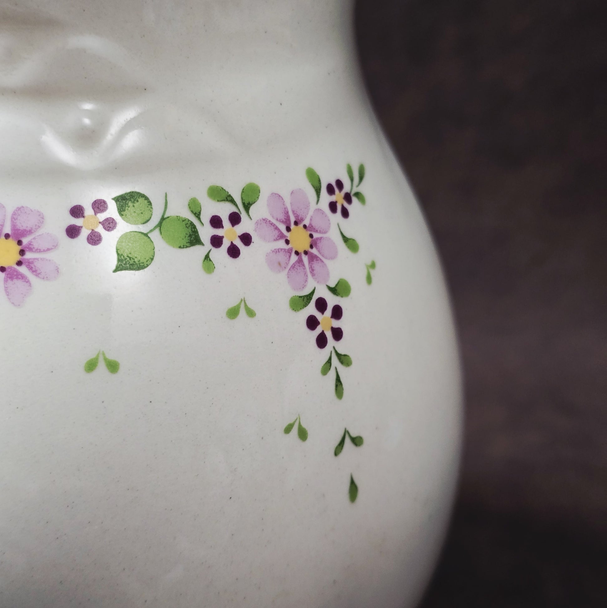 Kugeliger Vintage-Milchkrug aus Keramik (Torgau, 1970er) mit lila Streublumen-Dekor, 0,5 L, ideal als Vase oder Sammelobjekt für nostalgische Wohnstile.