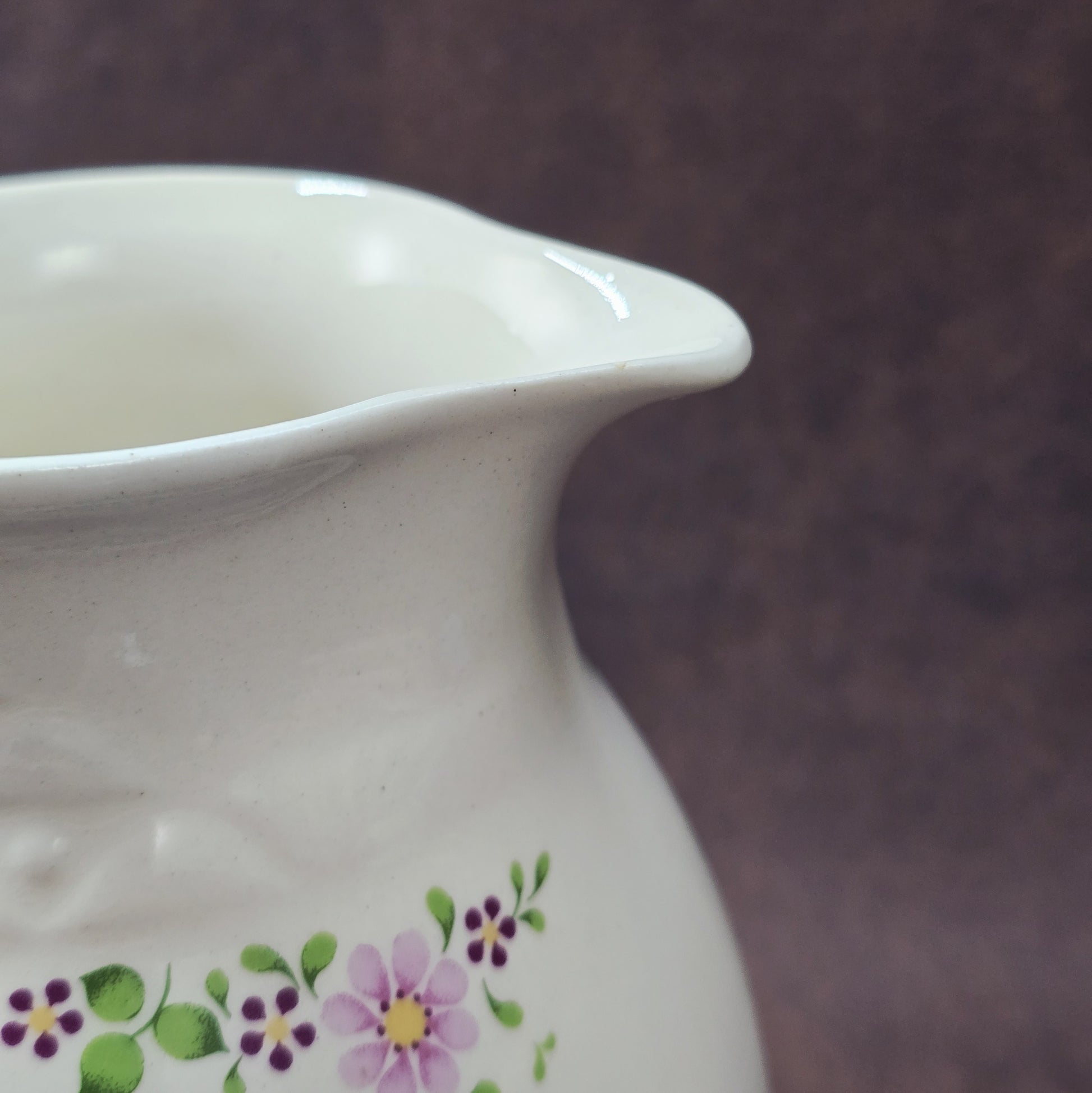 Kugeliger Vintage-Milchkrug aus Keramik (Torgau, 1970er) mit lila Streublumen-Dekor, 0,5 L, ideal als Vase oder Sammelobjekt für nostalgische Wohnstile.