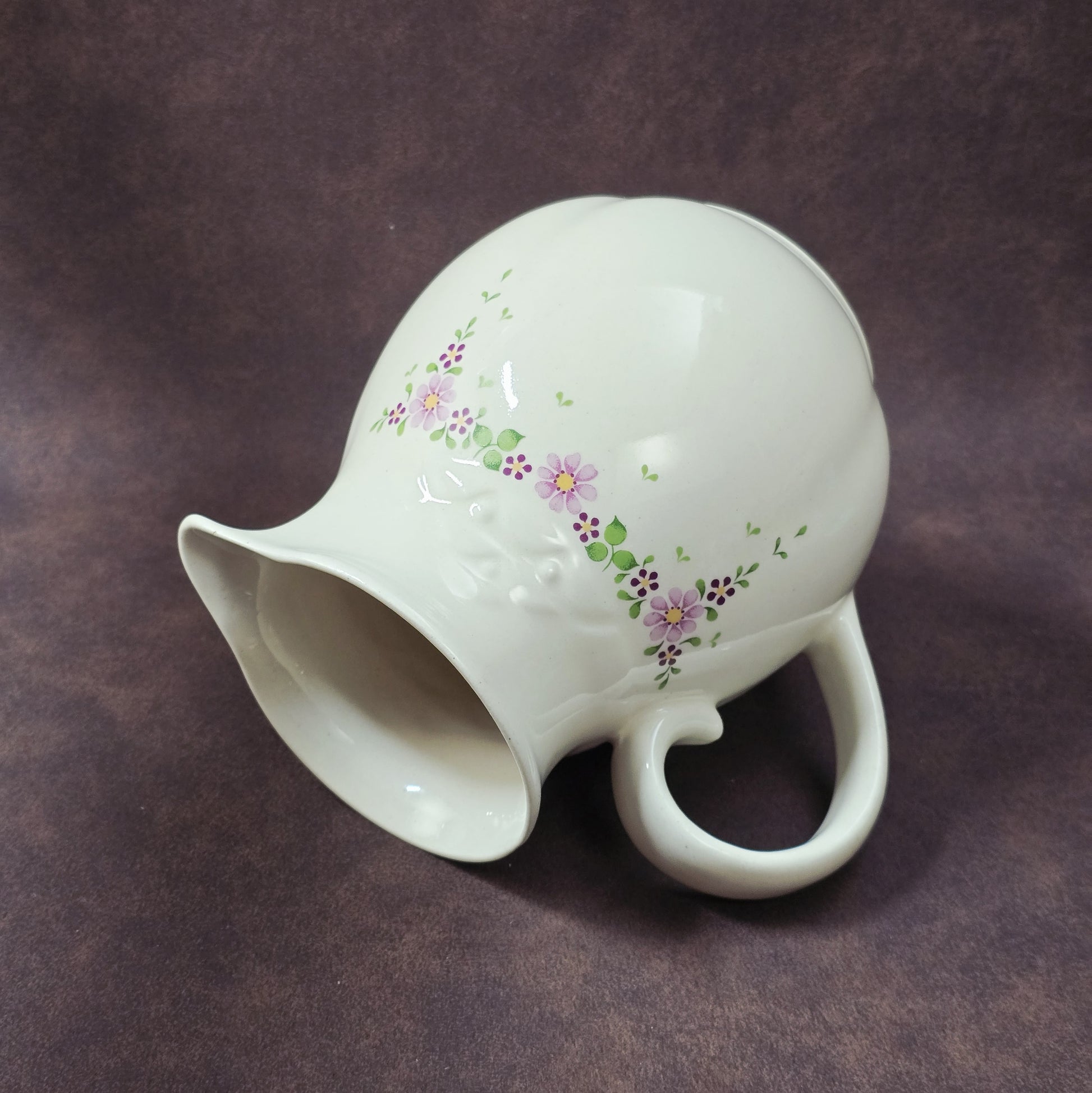 Kugeliger Vintage-Milchkrug aus Keramik (Torgau, 1970er) mit lila Streublumen-Dekor, 0,5 L, ideal als Vase oder Sammelobjekt für nostalgische Wohnstile.
