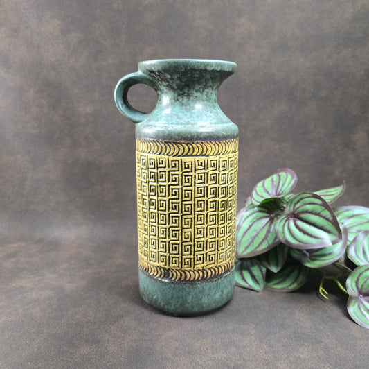 Überlacker Ü-Keramik Krug, 1970er. Mintgrün/Senfgelb, 1L Kapazität, 21,5 cm hoch. Hochwertige Handarbeit in sehr gutem Vintagezustand. Retro-Deko & Sammlerobjekt.