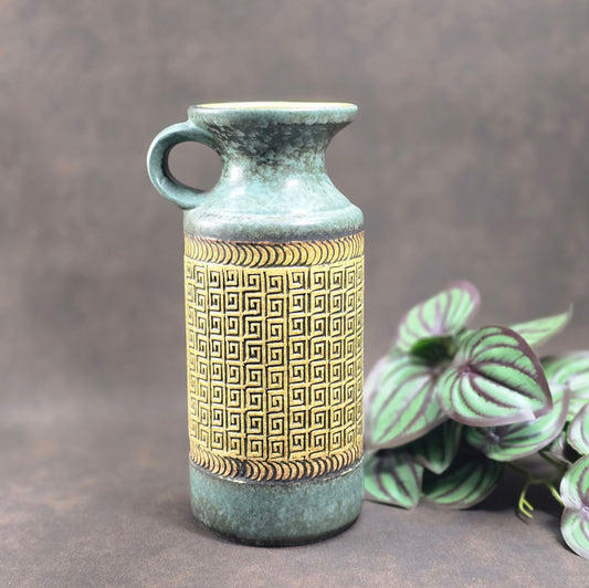 Überlacker Ü-Keramik Krug, 1970er. Mintgrün/Senfgelb, 1L Kapazität, 21,5 cm hoch. Hochwertige Handarbeit in sehr gutem Vintagezustand. Retro-Deko & Sammlerobjekt.