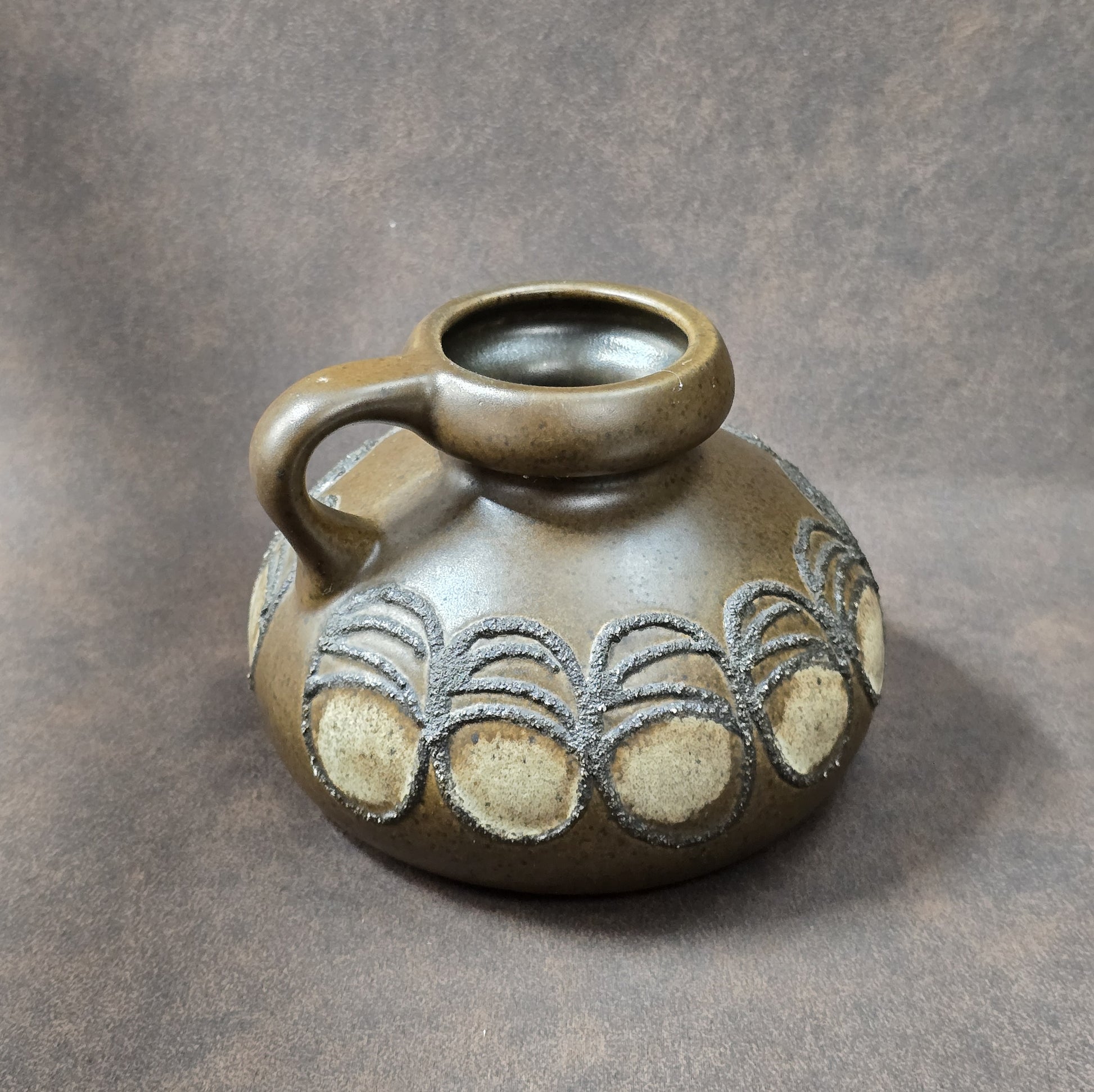 Olivbrauner Vintage-Krug mit Reliefdekor, gefertigt in der DDR von VEB Haldensleben, 60er/70er Jahre, Mid-Century Design.