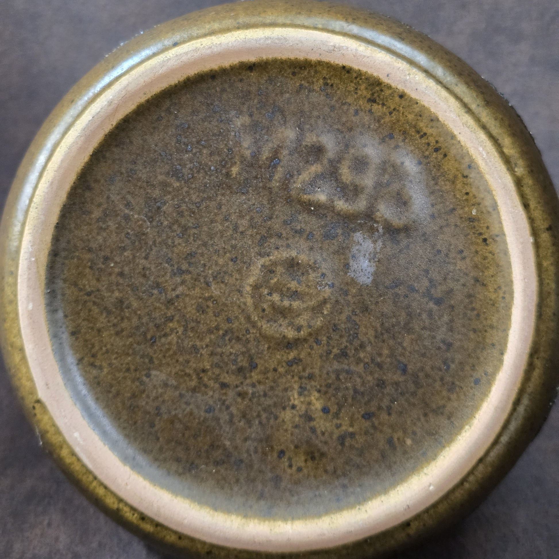Olivbrauner Vintage-Krug mit Reliefdekor, gefertigt in der DDR von VEB Haldensleben, 60er/70er Jahre, Mid-Century Design.
