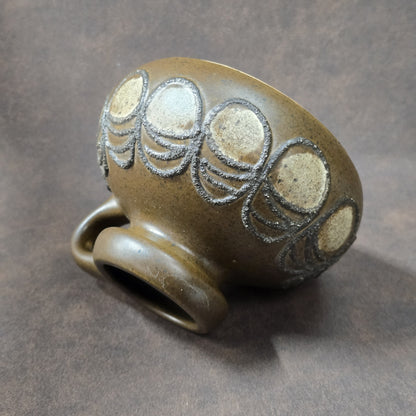 Olivbrauner Vintage-Krug mit Reliefdekor, gefertigt in der DDR von VEB Haldensleben, 60er/70er Jahre, Mid-Century Design.