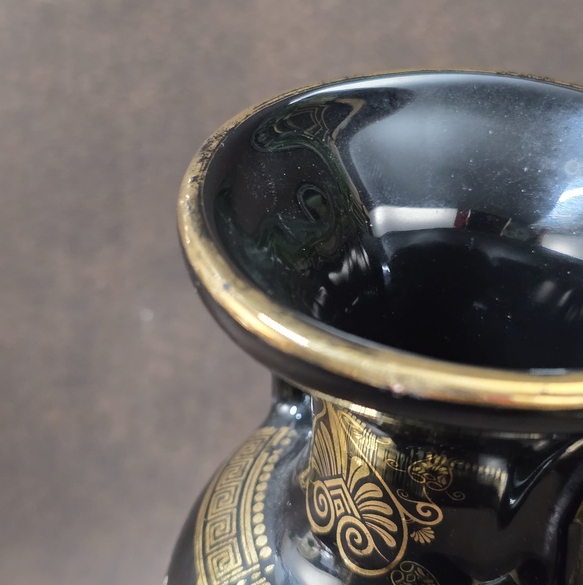 Handgefertigte schwarze Amphoren-Vase aus Griechenland, ca. 1970er, mit 24 K Goldverzierung und klassischen Figurenmotiven.