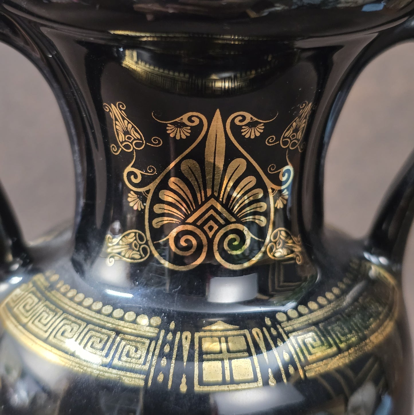 Handgefertigte schwarze Amphoren-Vase aus Griechenland, ca. 1970er, mit 24 K Goldverzierung und klassischen Figurenmotiven.