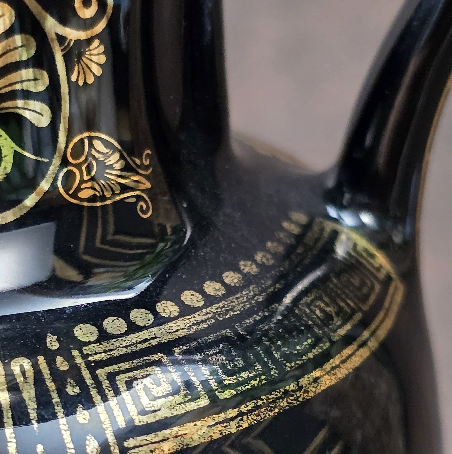 Handgefertigte schwarze Amphoren-Vase aus Griechenland, ca. 1970er, mit 24 K Goldverzierung und klassischen Figurenmotiven.