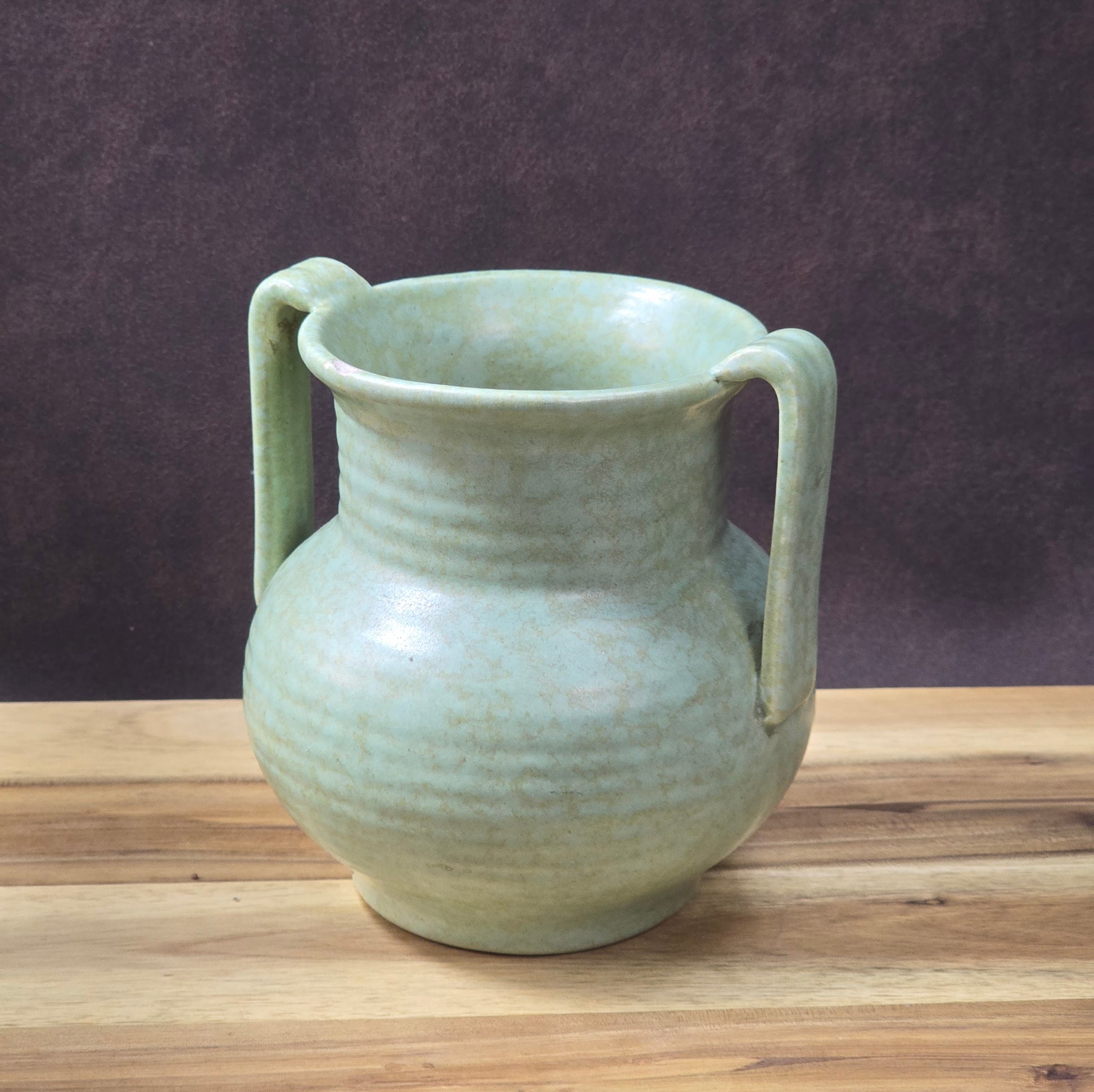 Art-Déco-Vase von Villeroy & Boch Torgau in grünlicher Seladonglasur mit Doppelhenkel, handgefertigt um 1930.