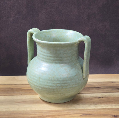 Art-Déco-Vase von Villeroy & Boch Torgau in grünlicher Seladonglasur mit Doppelhenkel, handgefertigt um 1930.