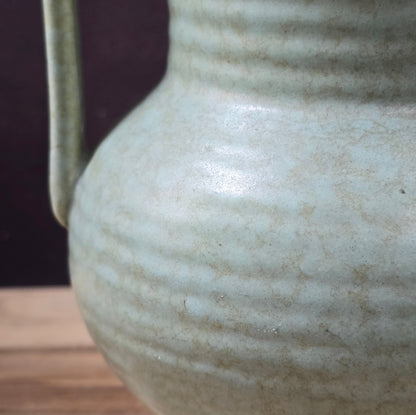 Art-Déco-Vase von Villeroy & Boch Torgau in grünlicher Seladonglasur mit Doppelhenkel, handgefertigt um 1930.
