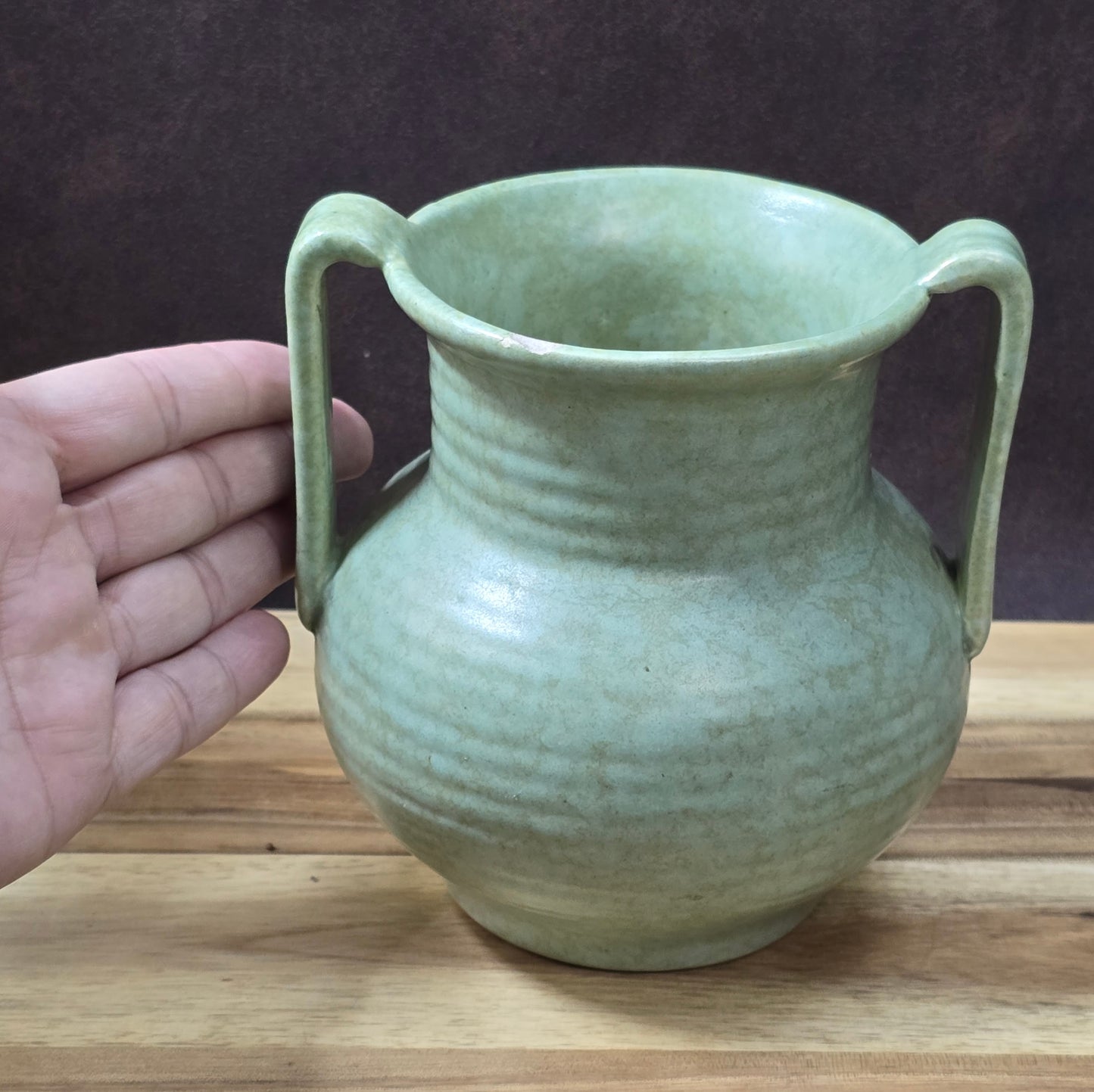 Art-Déco-Vase von Villeroy & Boch Torgau in grünlicher Seladonglasur mit Doppelhenkel, handgefertigt um 1930.