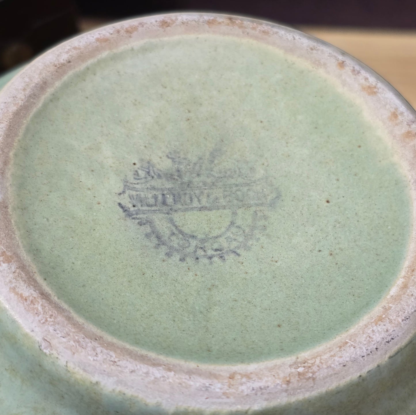 Art-Déco-Vase von Villeroy & Boch Torgau in grünlicher Seladonglasur mit Doppelhenkel, handgefertigt um 1930.