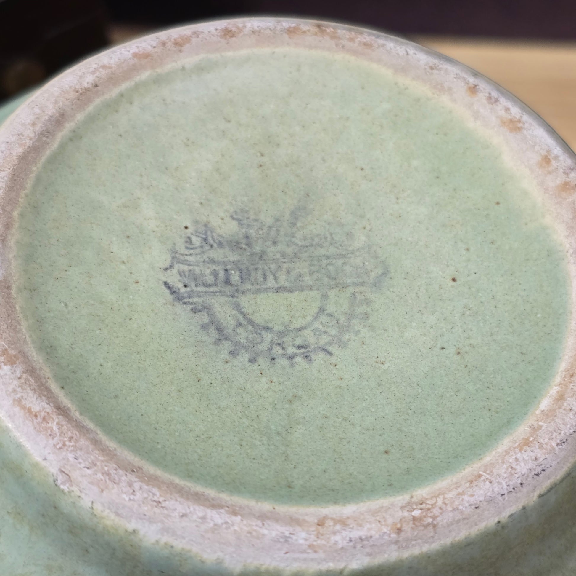 Art-Déco-Vase von Villeroy & Boch Torgau in grünlicher Seladonglasur mit Doppelhenkel, handgefertigt um 1930.