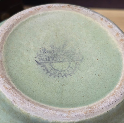 Art-Déco-Vase von Villeroy & Boch Torgau in grünlicher Seladonglasur mit Doppelhenkel, handgefertigt um 1930.