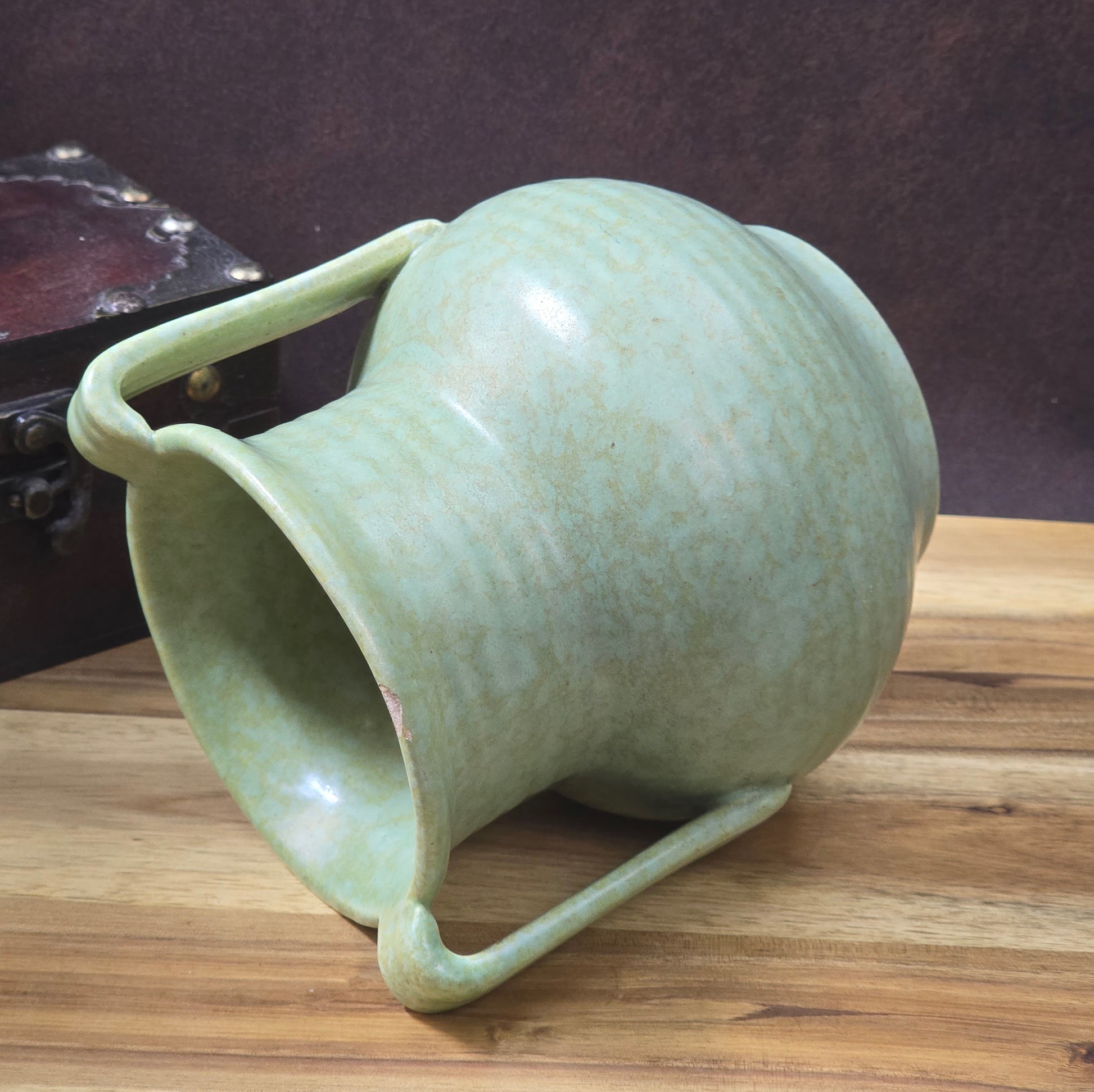 Art-Déco-Vase von Villeroy & Boch Torgau in grünlicher Seladonglasur mit Doppelhenkel, handgefertigt um 1930.