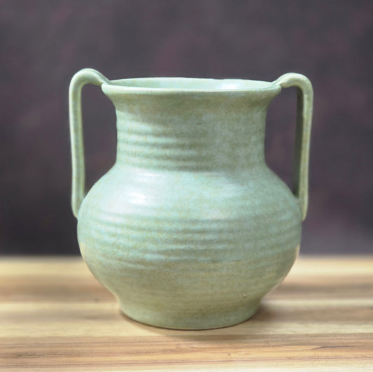 Art-Déco-Vase von Villeroy & Boch Torgau in grünlicher Seladonglasur mit Doppelhenkel, handgefertigt um 1930.