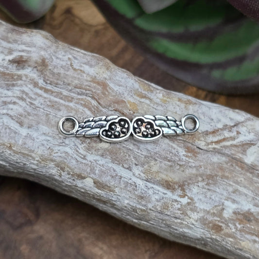 4 Verbinder Engelsflügel mit Herz – DIY-Zubehör für Armbänder & Ketten. Antik silberfarben, romantisch, stabil & vielseitig – perfekt für kreative Schmuckideen.