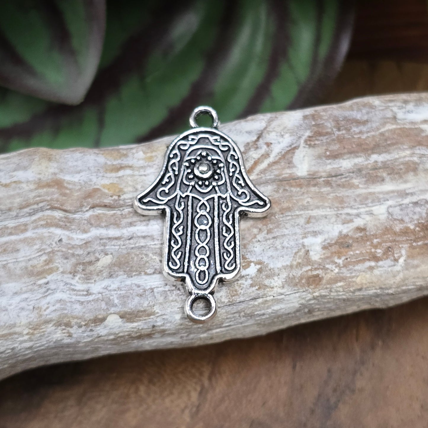 2 Schmuckverbinder „Hamsa Hand“ aus Zamak – antik silberfarben, 34 mm – ideal für Armbänder, Ohrringe & spirituelle DIY-Projekte.

