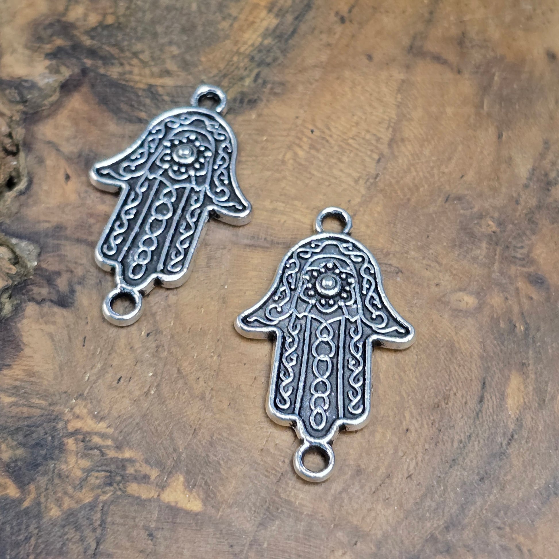 2 Schmuckverbinder „Hamsa Hand“ aus Zamak – antik silberfarben, 34 mm – ideal für Armbänder, Ohrringe & spirituelle DIY-Projekte.

