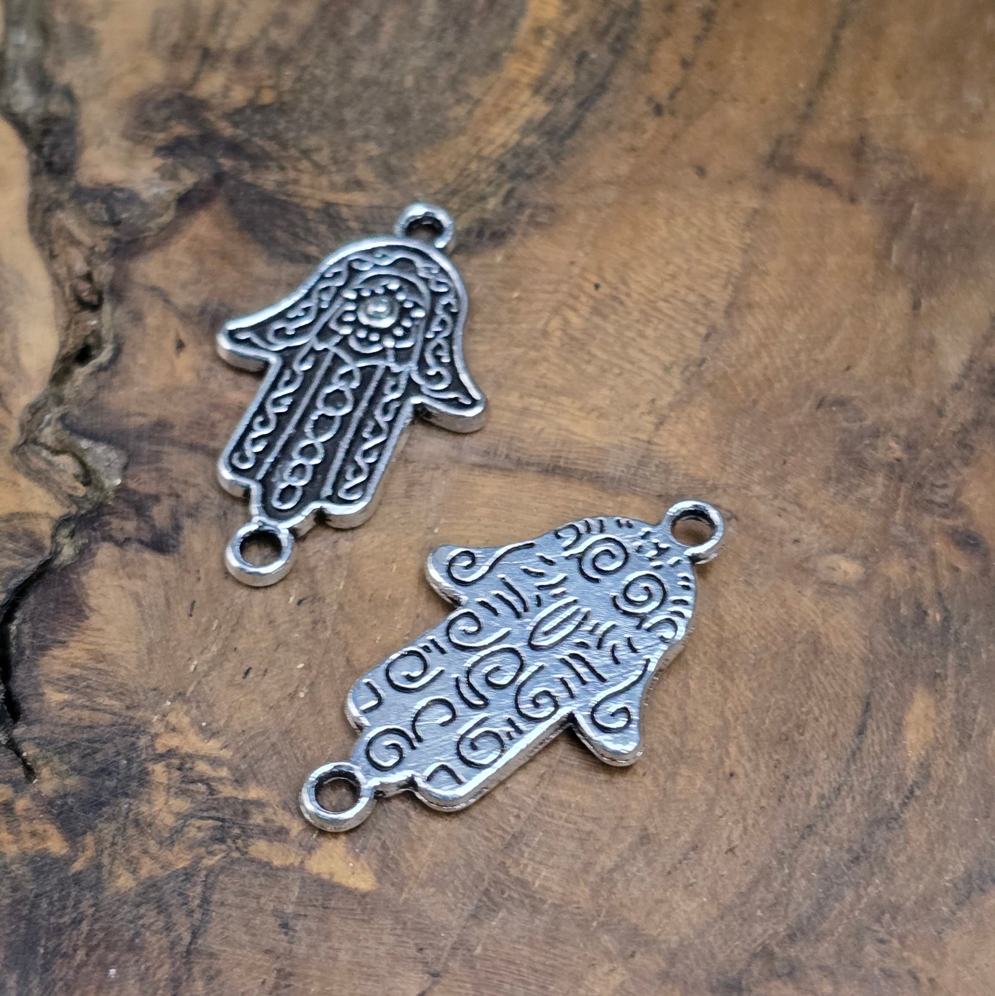 2 Schmuckverbinder „Hamsa Hand“ aus Zamak – antik silberfarben, 34 mm – ideal für Armbänder, Ohrringe & spirituelle DIY-Projekte.

