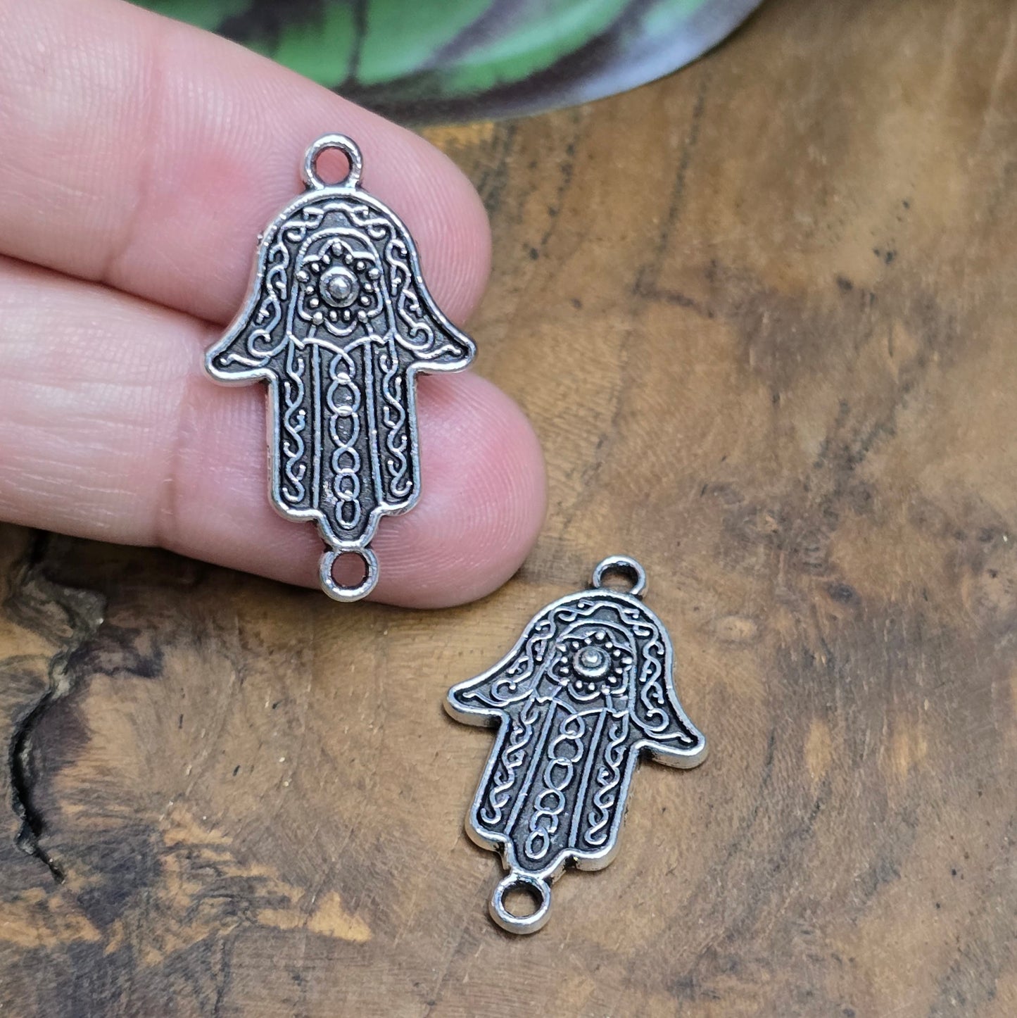 2 Schmuckverbinder „Hamsa Hand“ aus Zamak – antik silberfarben, 34 mm – ideal für Armbänder, Ohrringe & spirituelle DIY-Projekte.

