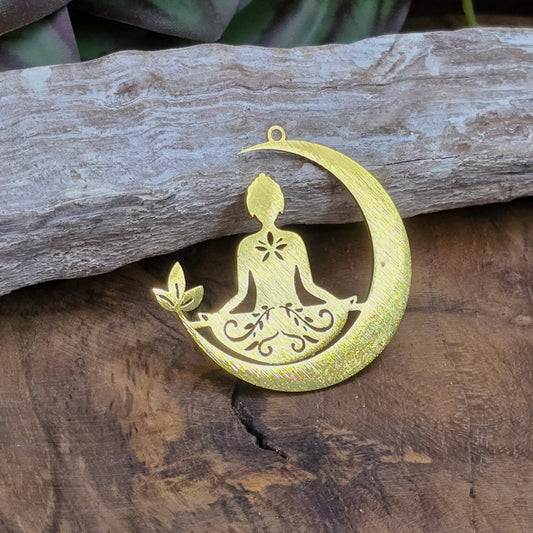 Vergoldeter Edelstahl-Anhänger „Buddha im Mond“, 36 mm – ideal für Chakraschmuck, spirituelle Halsketten & Meditation. Hochwertig verarbeitet & symbolträchtig.