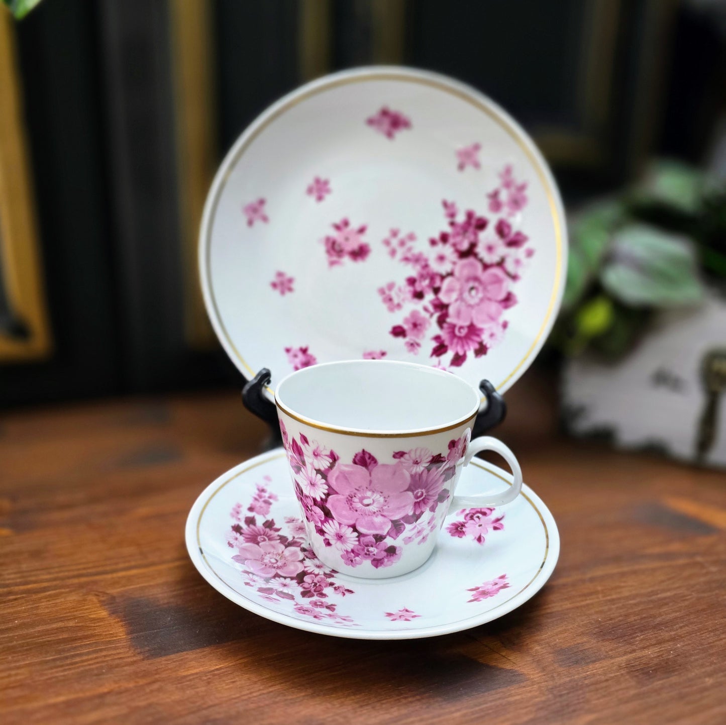 Vintage-Gedeck aus der DDR: Tasse, Untertasse & Kuchenteller von Fine China Lichte mit purpurfarbenem Blumenmotiv & Goldrand – stilvoll & sammelwürdig.
